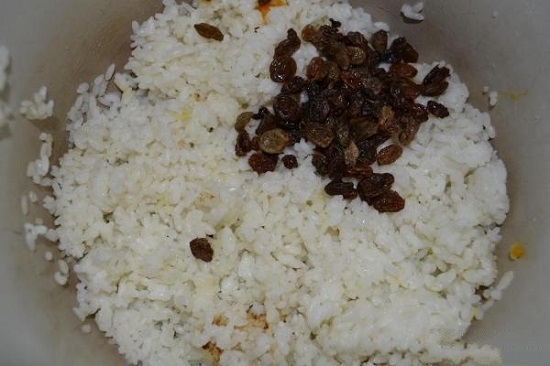 Изюм промываем и соединяем с рисом
