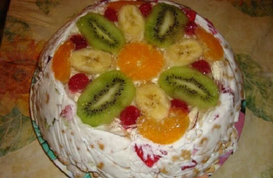 торт «Битое стекло» с печеньем и фруктами