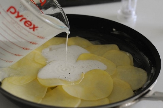 посыплем картофель небольшим количеством соли