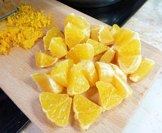 Апельсиновую мякоть очищаем