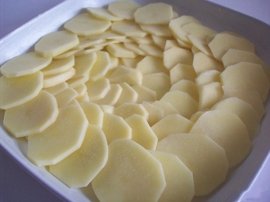 выложим картофелины в несколько слоев