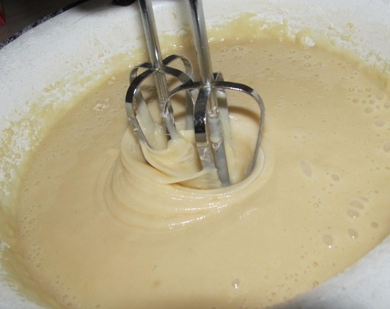 Пирог с грушами: приготовление теста миксером
