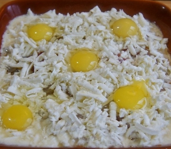 добавим сырые перепелиные яйца