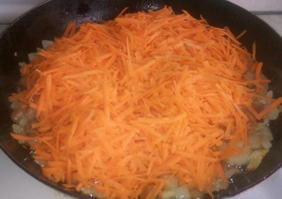 добавим морковь и обжарим овощи