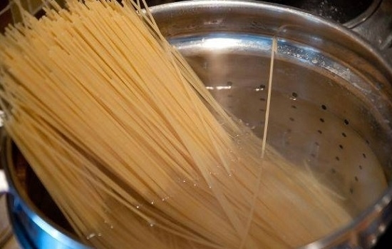 Отвариваем спагетти и выкладываем их