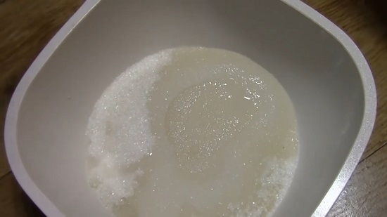 Заливаем сахар отфильтрованной водой