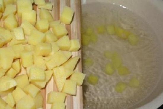 Чистим картофелины и выкладываем 