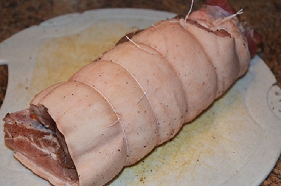 Рулет из брюшины свинины в духовке в рукаве рецепт с фото