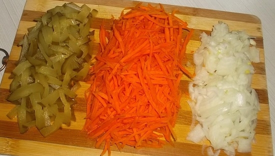 Мелко режем лук, а морковь измельчаем