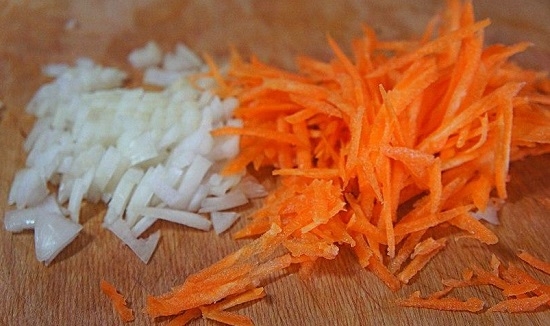 морковь измельчаем на терке