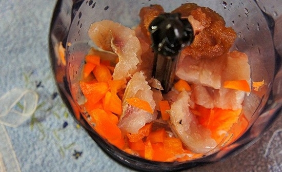 Филе рыбы, морковь, перчик болгарский и лук соединяем