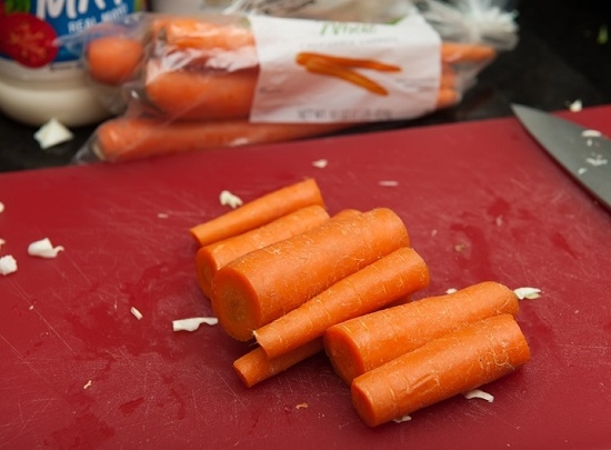 Морковь измельчаем в комбайне либо натираем