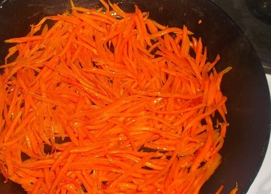 На масле обжариваем морковь