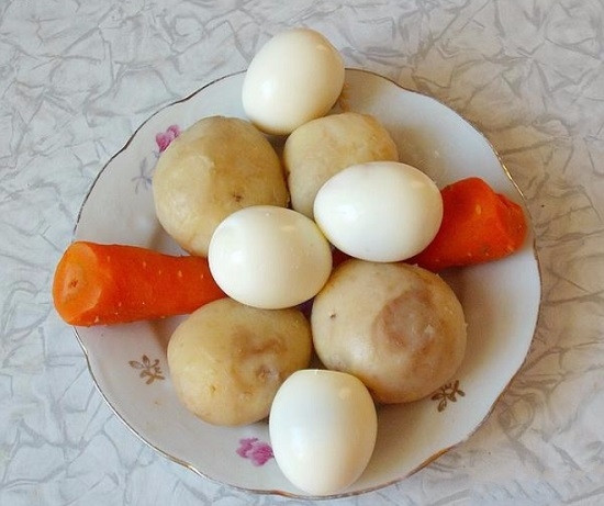 нужно сварить яйца, морковь и картофелины