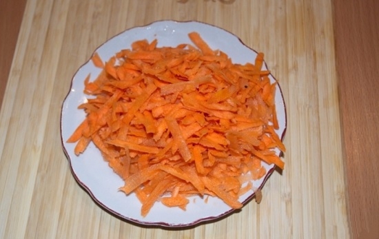 Морковь очистим и измельчим на терке