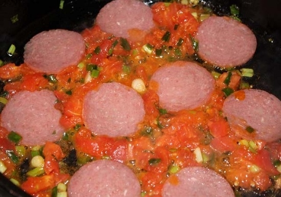 Омлет с колбасой и помидорами пошагово