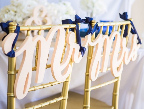 Украшение стульев на свадьбу - Таблички с надписями