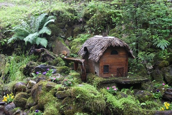 Сказочный домик в ландшафтном декоре