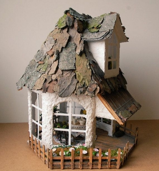 Сказочный домик в ландшафтном декоре