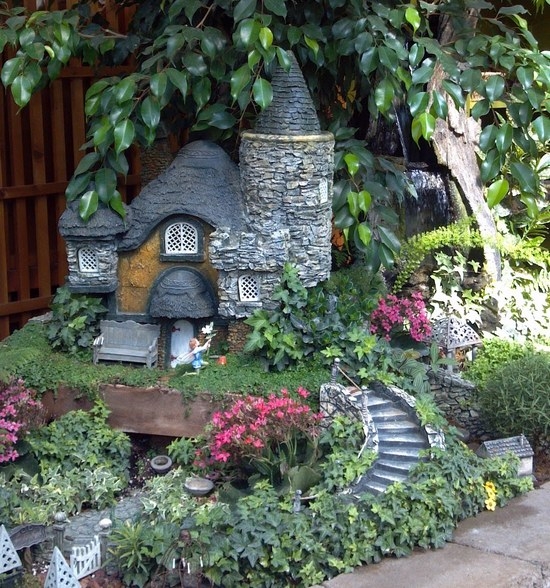 Сказочный домик под деревом в ландшафтном декоре