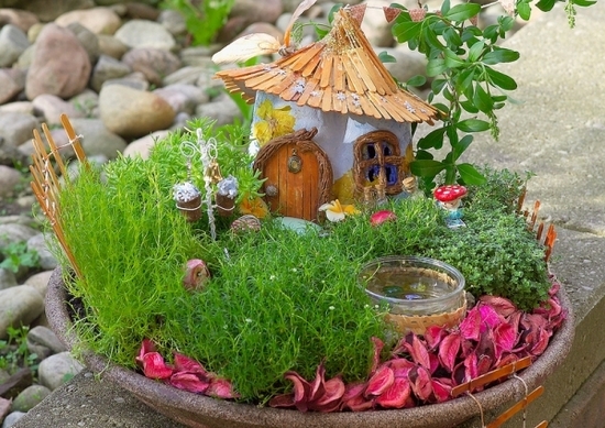 Сказочный домик из горшка в ландшафтном декоре