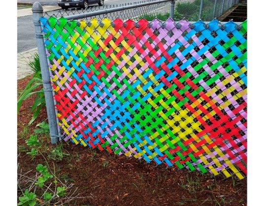 декорированный забор из пластика