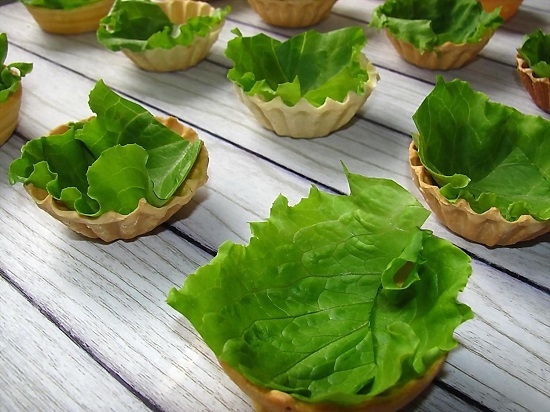 Выкладываем салатные листья в тарталетки