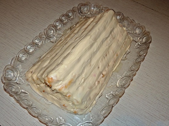 Каждый слой торта со всех сторон смазываем сметанным кремом