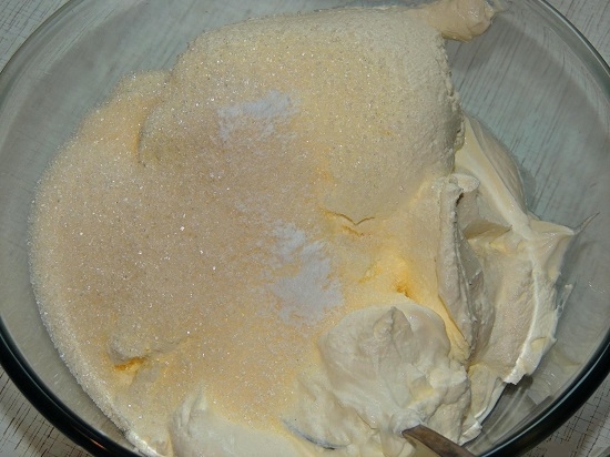 Добавляем 1 ст. сахарного песка и ваниль для аромата