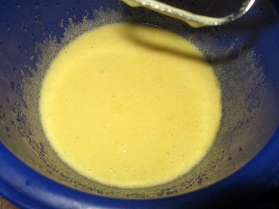 Растопленный маргарин добавляем в яично-сахарную смесь