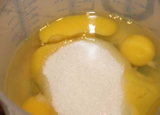 Сначала соединим яйца с сахарным песком