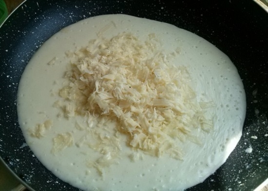 Сыр измельчаем и выкладываем в сковороду