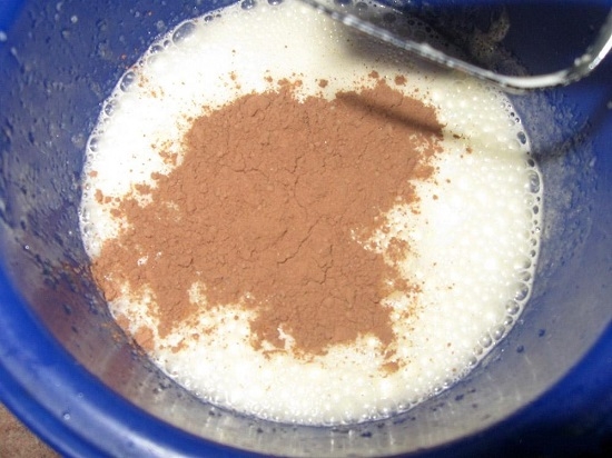 Растопленный маргарин добавляем в яично-сахарную смесь