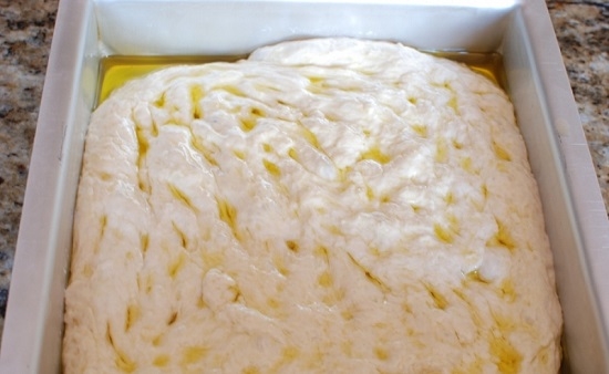 Выложим тесто и польем его 1-2 ч. л. масла оливы