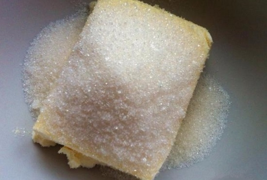 150 г масла сливочного размягченного соединяем с 50 г сахарного песка