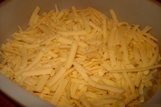 Сыр твердого сорта измельчаем на терке