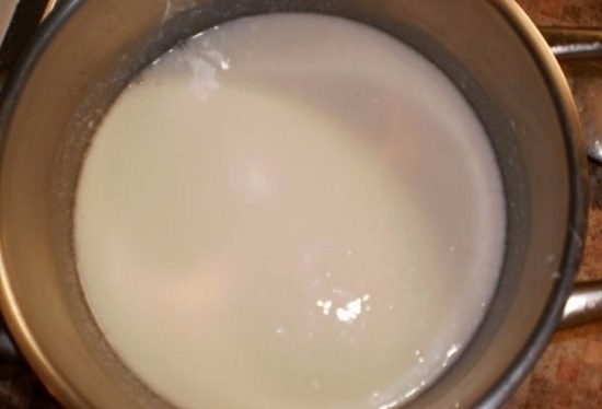 В глубокую миску наливаем молоко