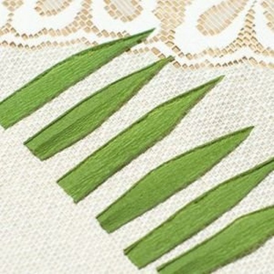 Остатки зеленой бумаги превратите в продолговатые листочки