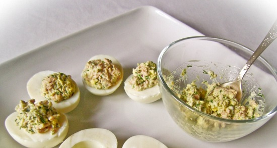 Яйца, фаршированные печенью трески: рецепт начинки