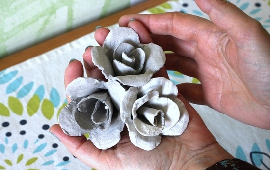 как сделать из яичных лотков необыкновенные розы