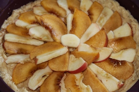 Яблочный пирог со сметаной и персиками