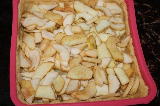 Выкладываем яблоки на тесто