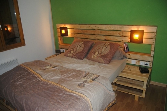 как соорудить удобную кровать из деревянных поддонов