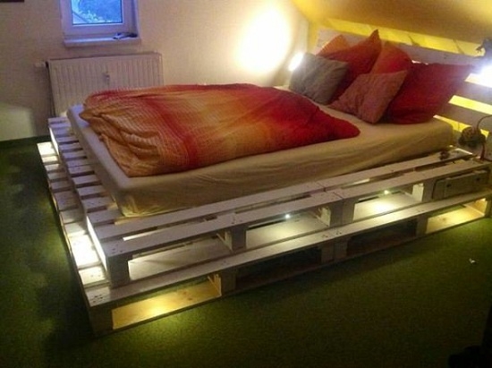 как соорудить удобную кровать из деревянных поддонов