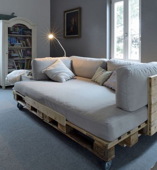 Кровать-диван из поддонов
