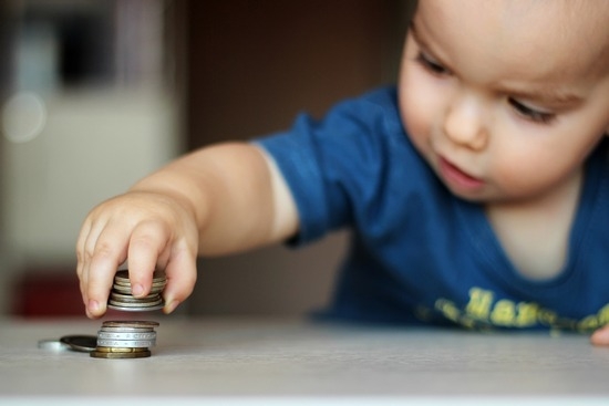 Как научить маленького ребенка распоряжаться деньгами?