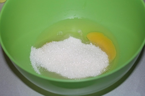сахарный песок и яйцо