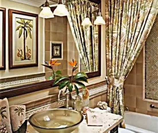 тропический интерьер в помещении ванной комнаты