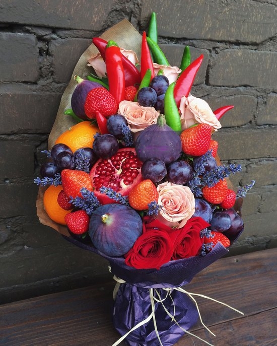 композиция из овощей, фруктов, цветов для мужчины