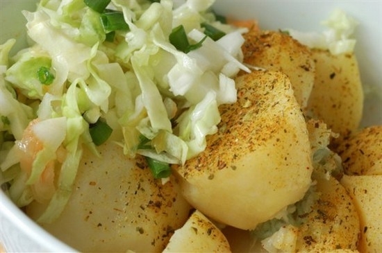 отварной картофель и салат из капусты